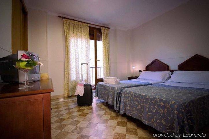 Hotel Boutique Reina Mora Гранада Стая снимка